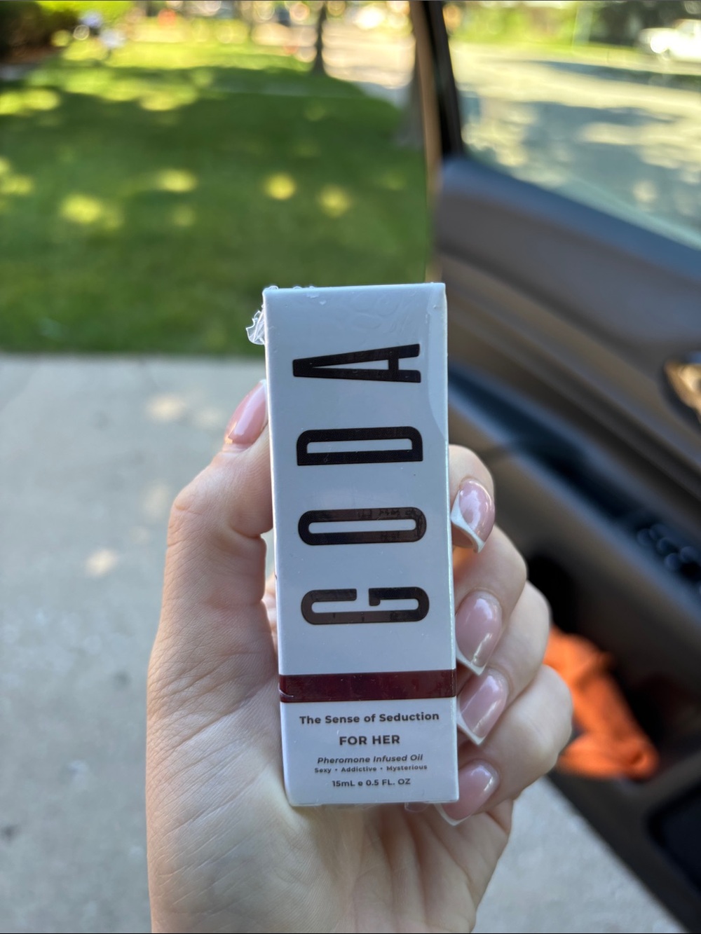 Gods The Sense of Seduction Pheromone Oil for Her - White with Burgundy Accent